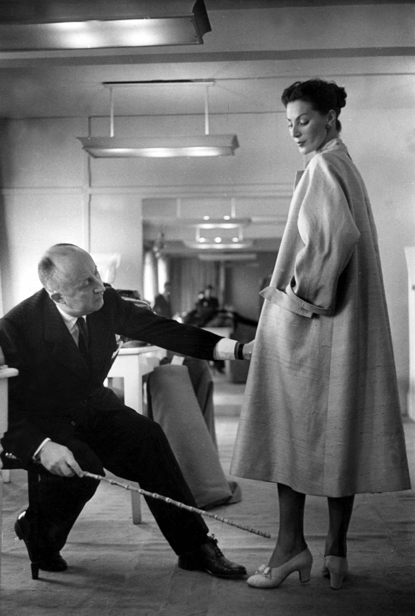 Christian Dior robiący poprawki do płaszcza w swoim paryskim studiu, około 1952 roku (Fot. Getty Images)
