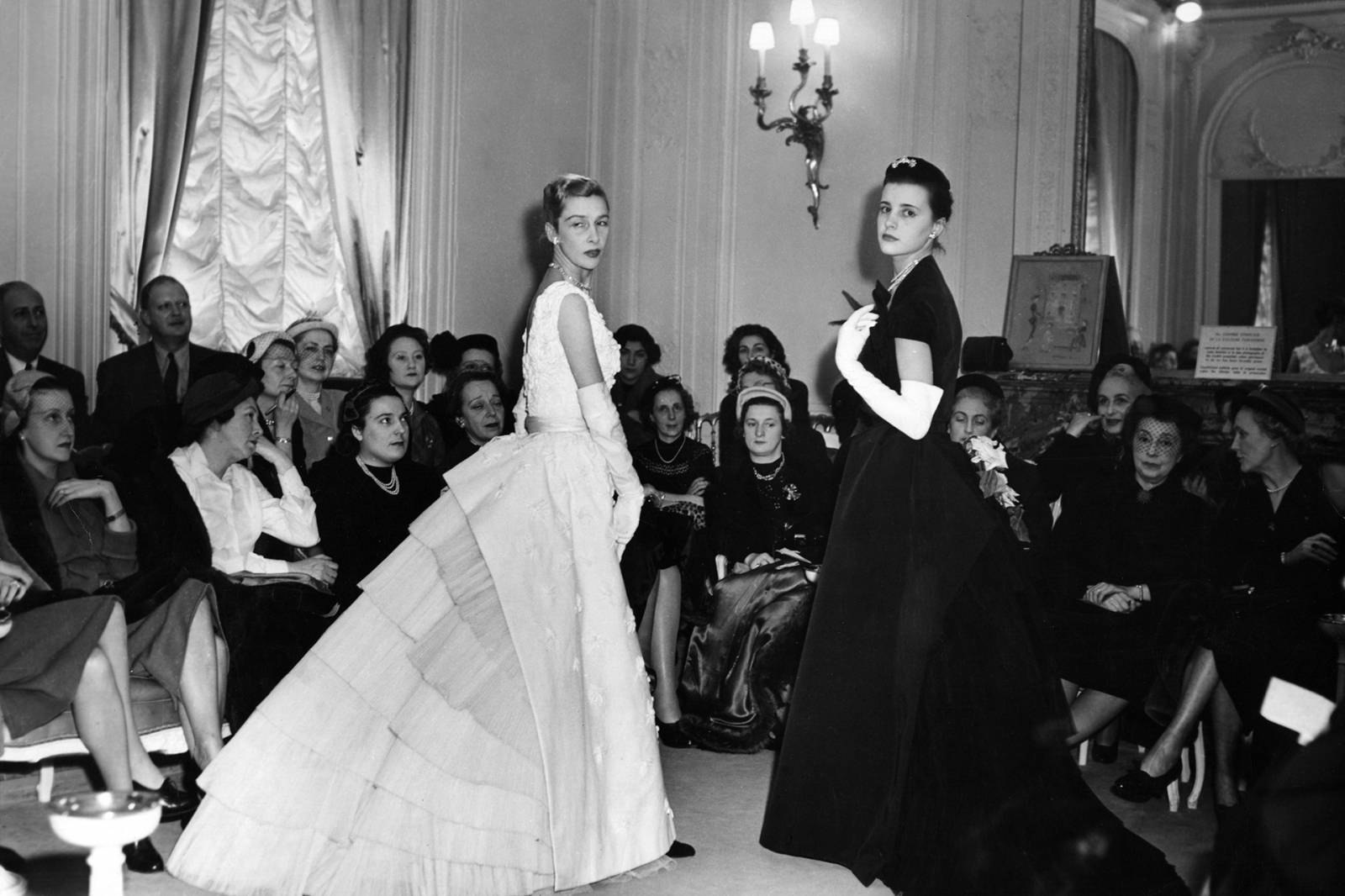 Dwie wieczorowe suknie Christiana Diora zaprezentowane na paryskim pokazie, 1948 rok (Fot. Getty Images)
