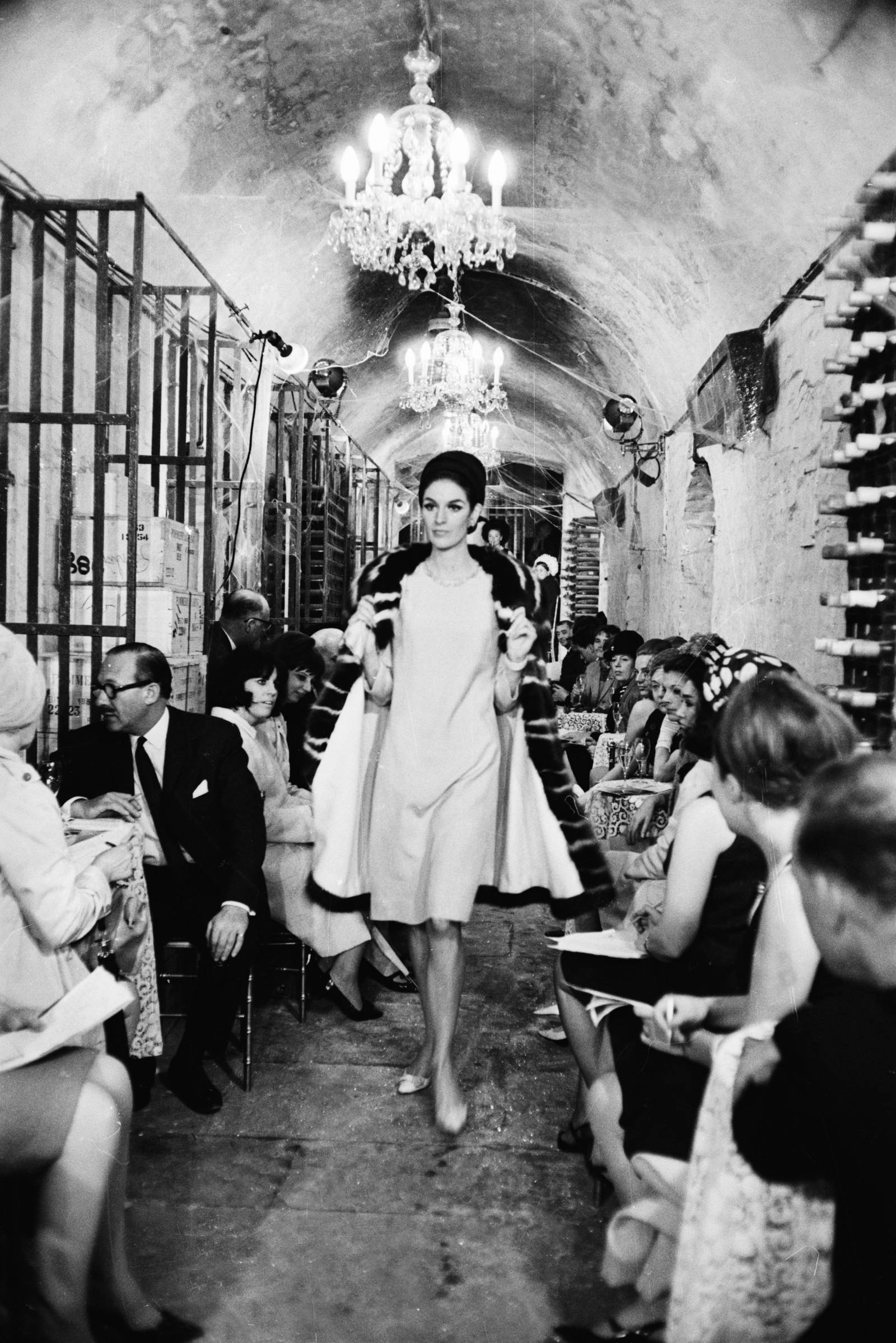 Pierre Balmain debiutuje ze swoją kolekcją na londyńskim wybiegu, 1965 rok (Fot. Getty Images)