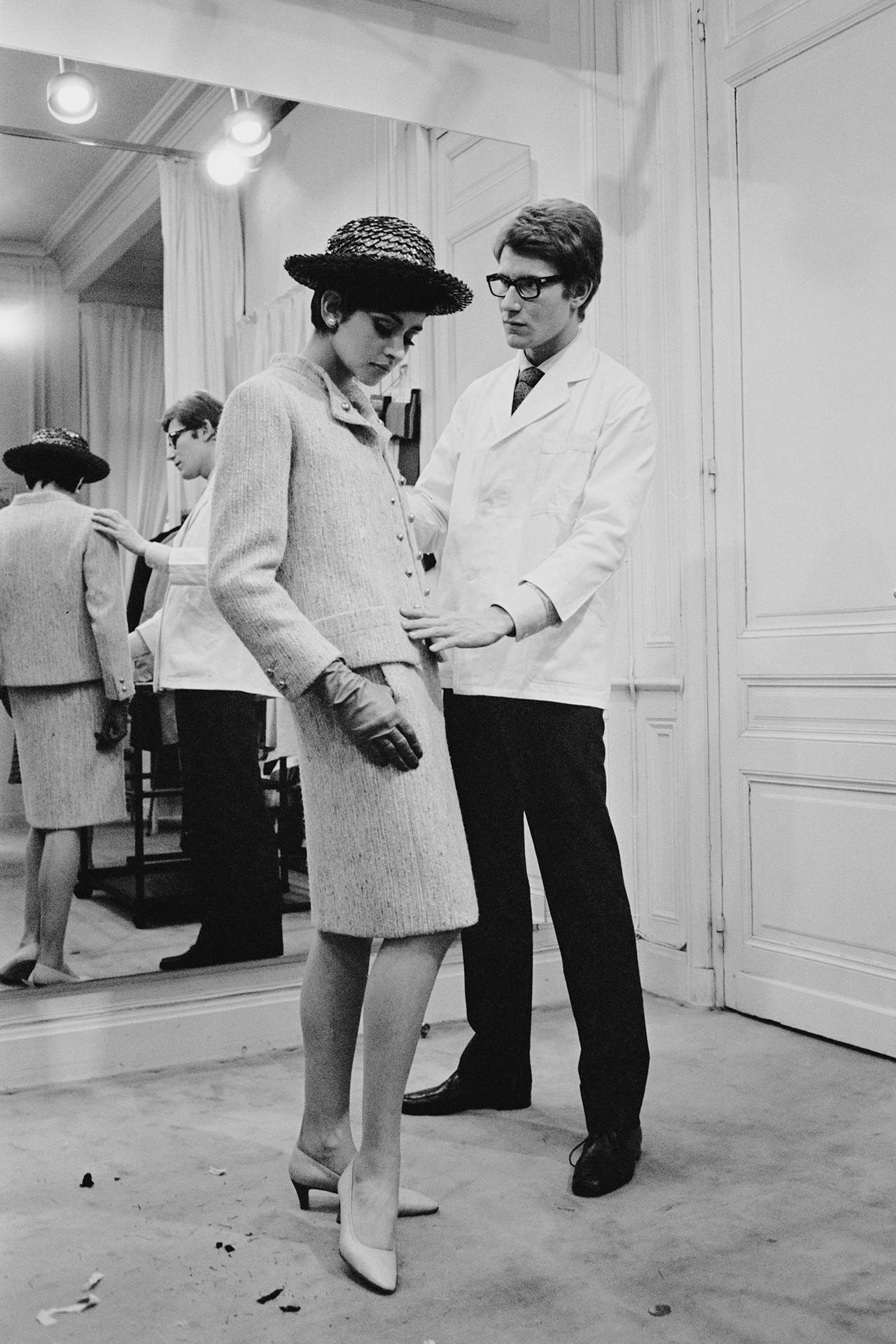 Yves Saint Laurent z modelką, 1965 rok (Fot. Getty Images)