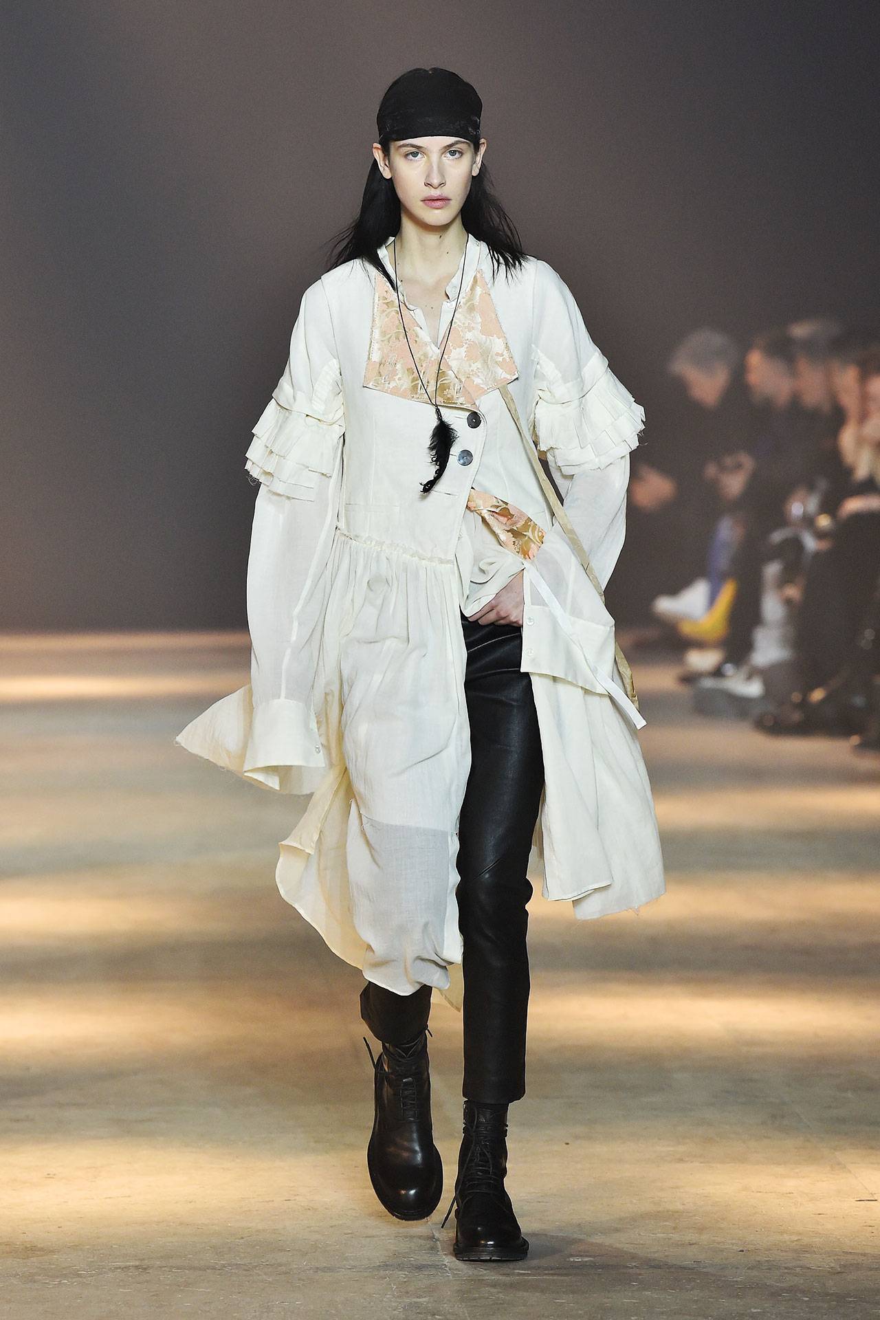 Elsa Sjökvist na pokazie Ann Demeulemeester (Fot. Kristy Sparow/Getty Images)