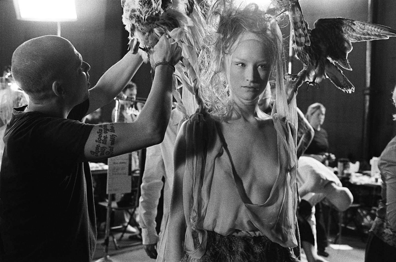 McQueen i Jade Parfitt za kulisami pokazu „Voss” Alexander McQueen wiosna/lato 2001 (Fot. Materiały prasowe Gutek Film)