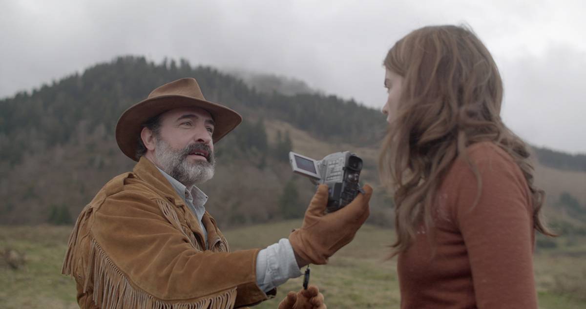 Kadr z filmu Deerskin (Fot. East News)
