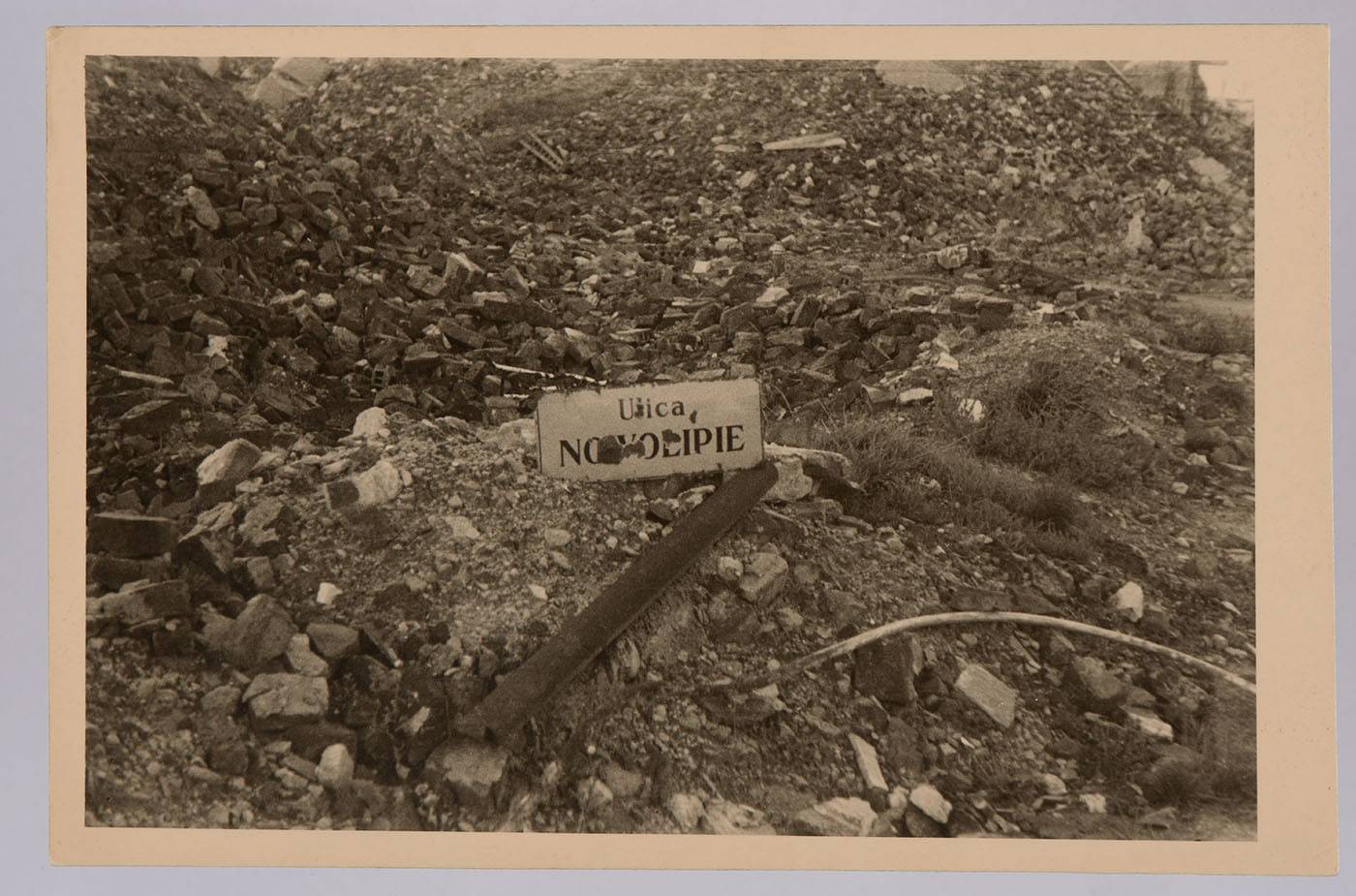 Gruzy getta warszawskiego sfotografowane tuż po zakończeniu wojny. Fot. Marceli Najder / Muzeum Historii Żydów Polskich POLIN