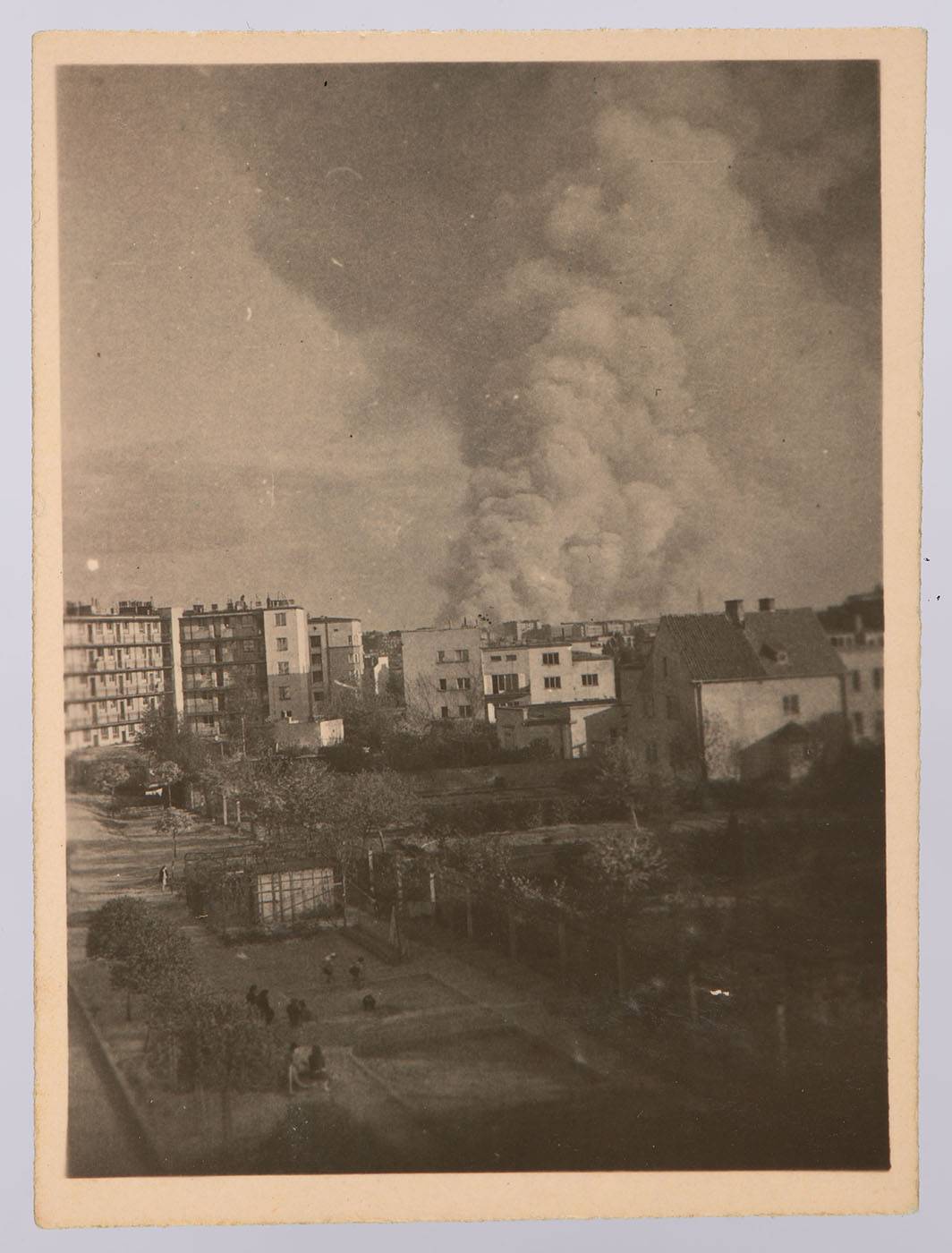 Dym nad płonącym gettem warszawskim – zdjęcie zrobione z mieszkania przy ul. Mickiewicza 25, 25–26 kwietnia 1943 r. Fot. Bogdan Wójcik, Muzeum Historii Żydów Polskich POLIN, dar Marii Tomiły Wójcik-Siemek