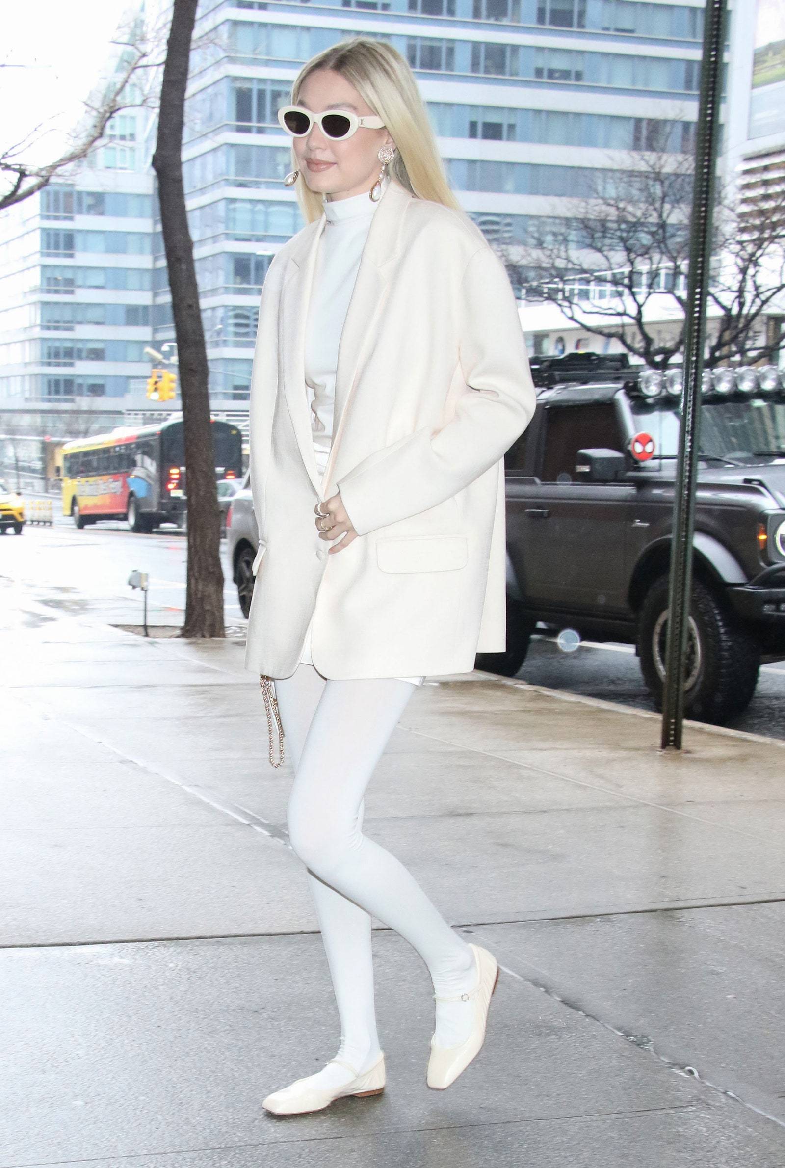 Gigi Hadid w białych rajstopach z pasującymi do nich butami Mary-Jane. (Fot. Getty Images)