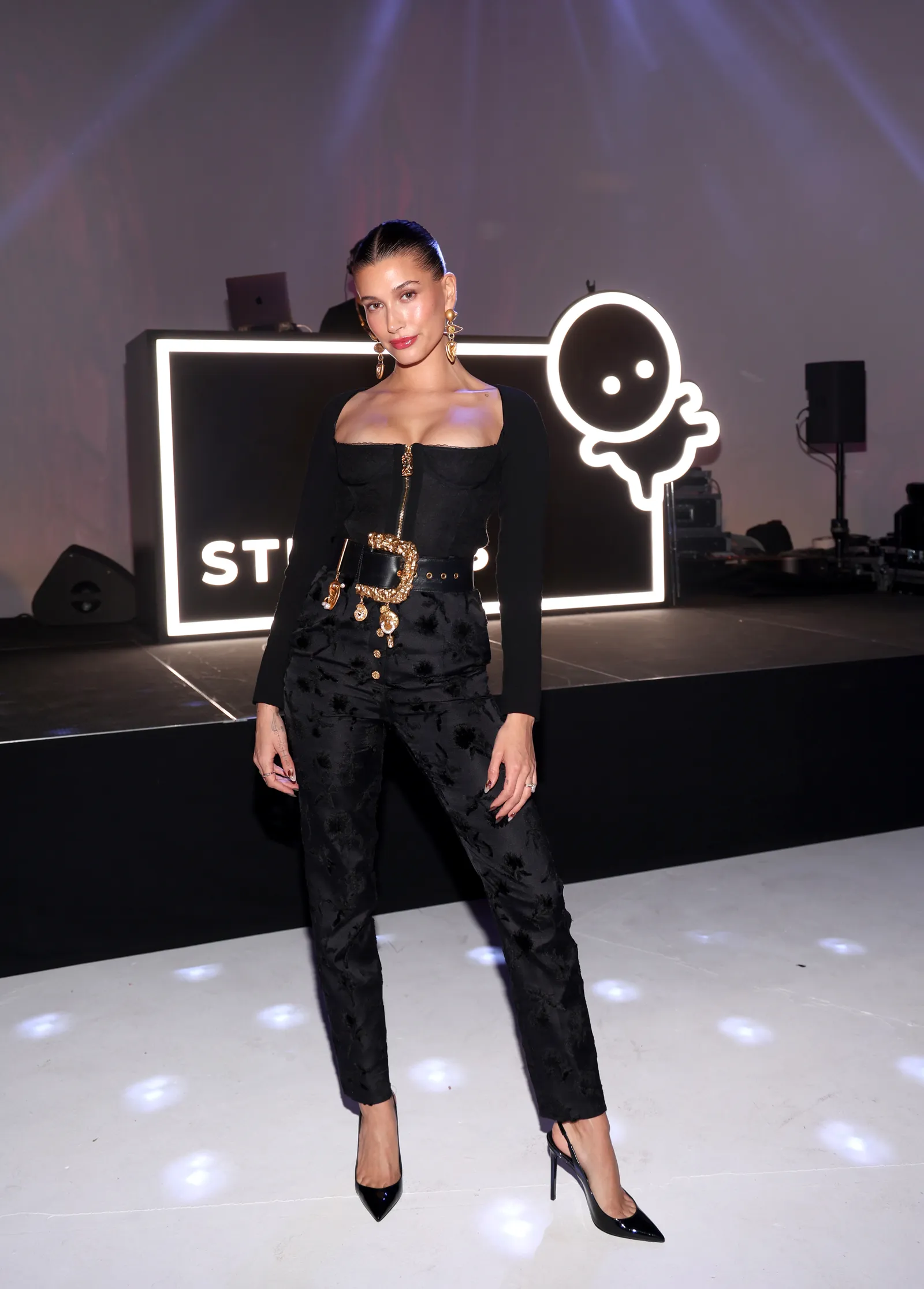 Hailey Bieber w stylizacji od Schiaparelli /(Fot. Getty Images)