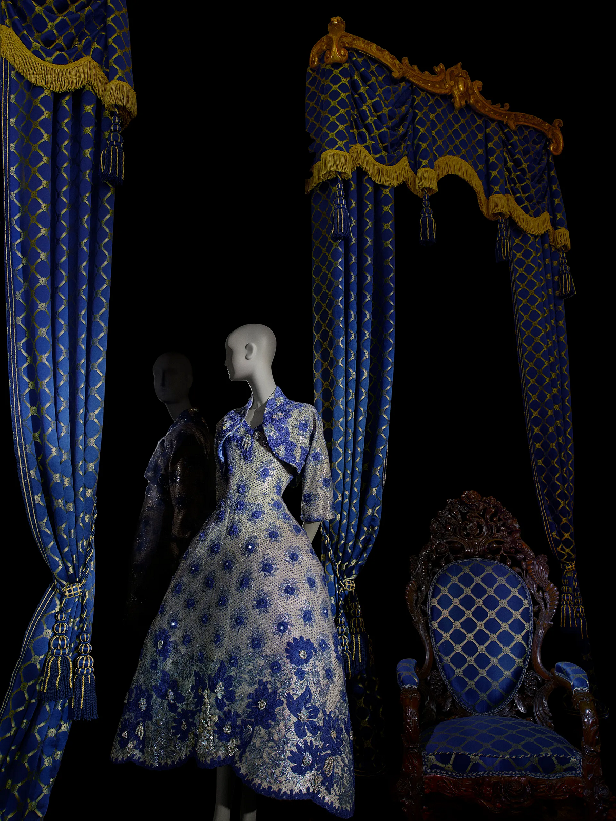 Suknia balowa, Marguery Bolhagen, 1961; The Metropolitan Museum of Art, Brooklyn Museum Costume Collection at The Metropolitan Museum of Art,Gift of Brooklyn Museum w 2009; Gift of Mrs. William Randolph Hearst, Jr., 1966 (2009.300.2556a, b). The Richard and Gloria Manney John Henry Belter Rococo Revival Parlor, ca. 1850, Gift of Sirio D. Molteni and Rita M. Pooler, 1965 (Inst.65.4), Fot. Dario Calmese, 2021, materiały prasowe MET