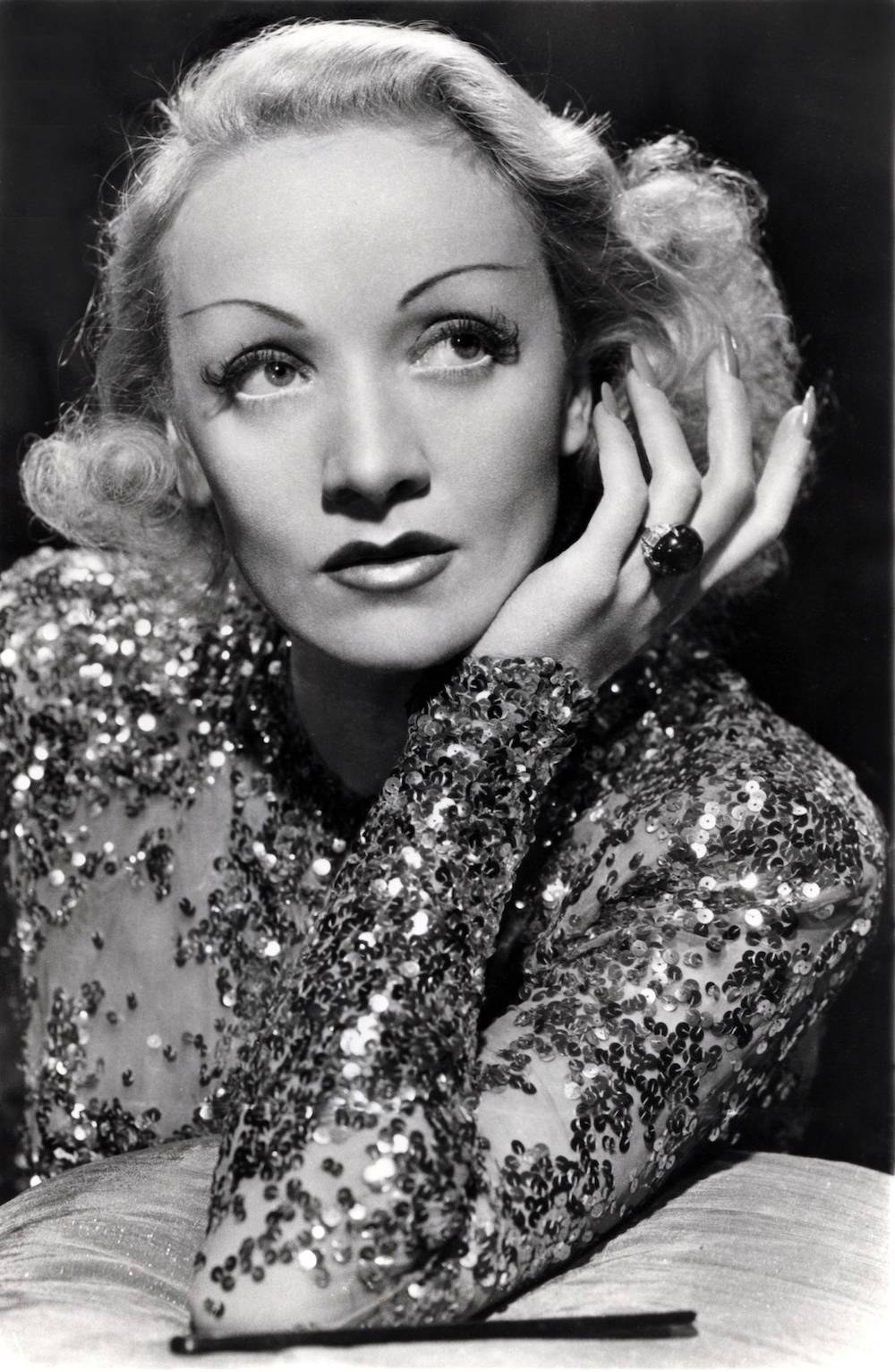 Naked dress Marleny Dietrich ze „Spraw zagranicznych” (Fot.Paramount Pictures/Collection Christophel/East News)