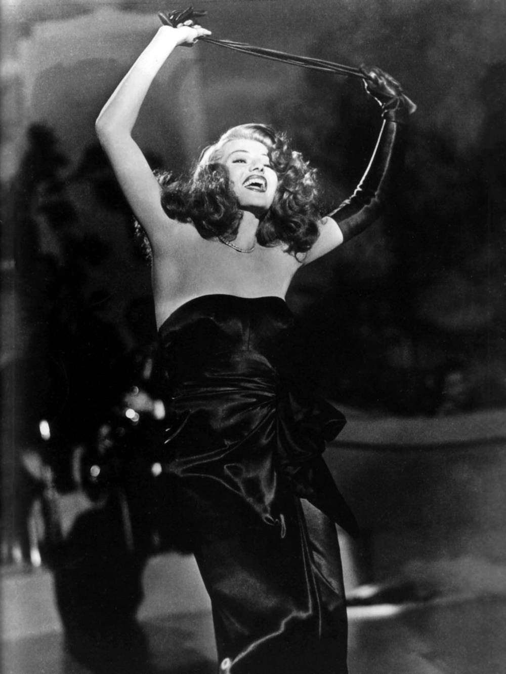 Suknia z operowymi rękawiczkami Rity Hayworth z „Gildy” (Fot. Columbia Pictures Corporation/Collection Christophel/East News)