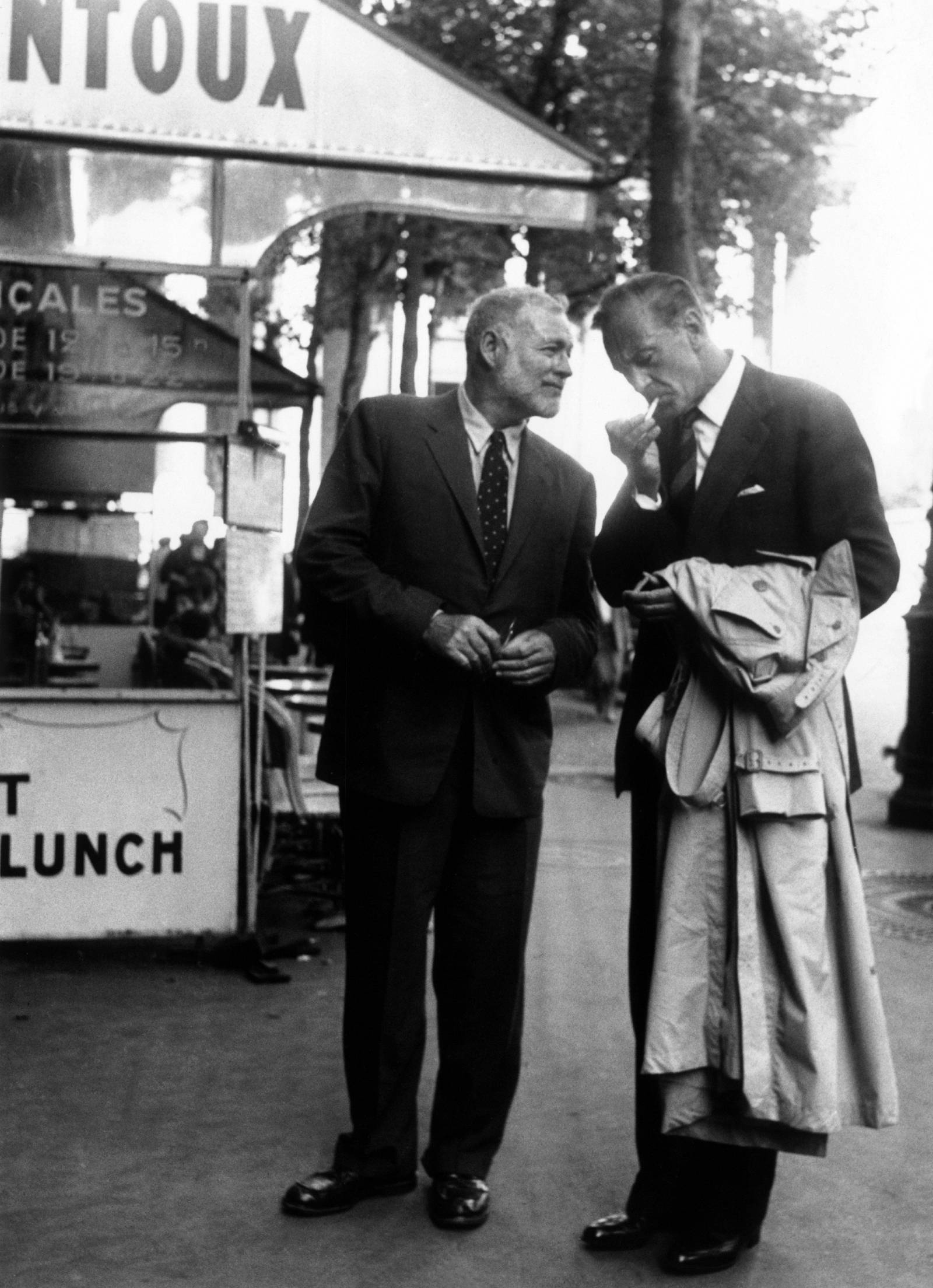 Ernest Hemingway i Gary Cooper
na ulicach Paryża (Fot. Getty Images)