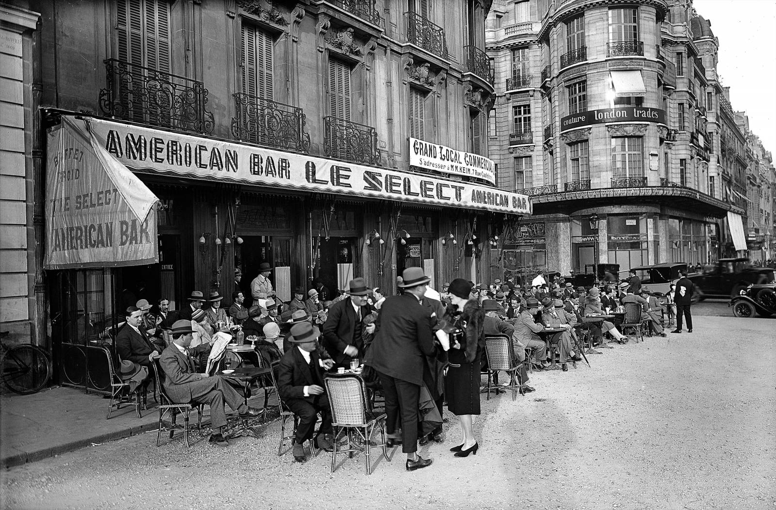 Amerykański bar „Le Select”, przy Avenue des Champs-Elysees, na rogu Rue de Berri, Paryż, 1927 rok (Fot. Getty Images)