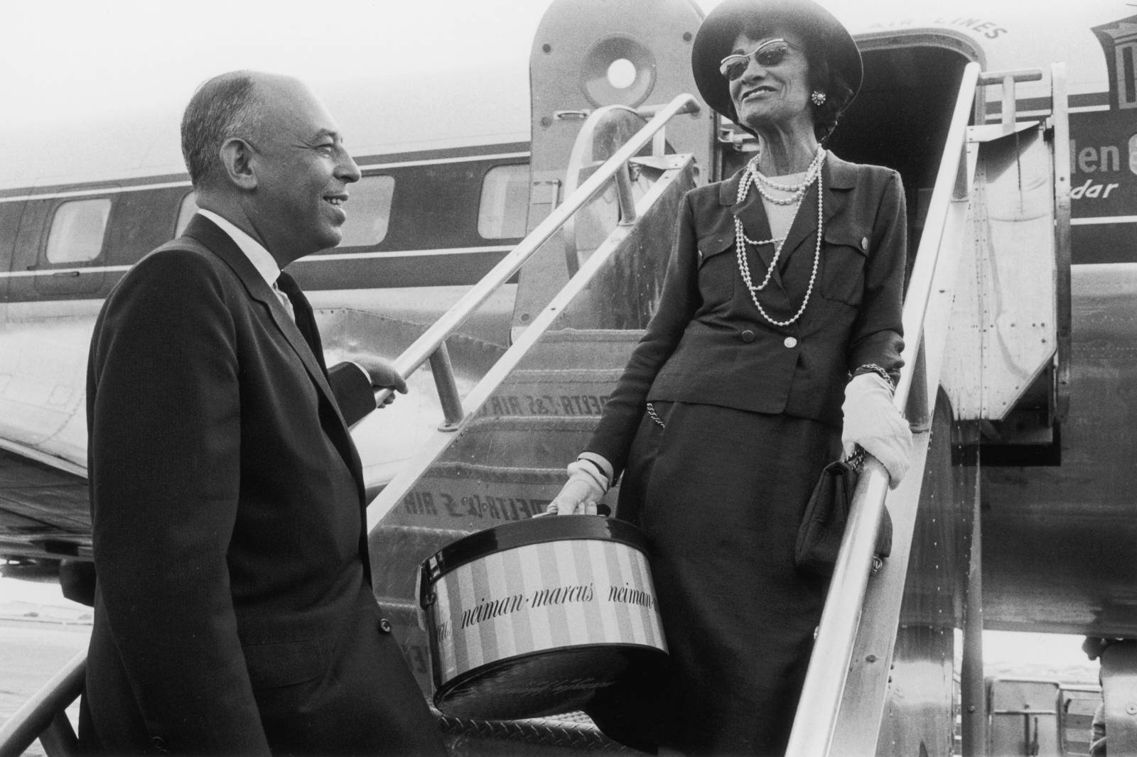 W 1957 roku ze Stanleyem Marcusem (Photo by Shel Hershorn/Hulton Archive/Getty Images)