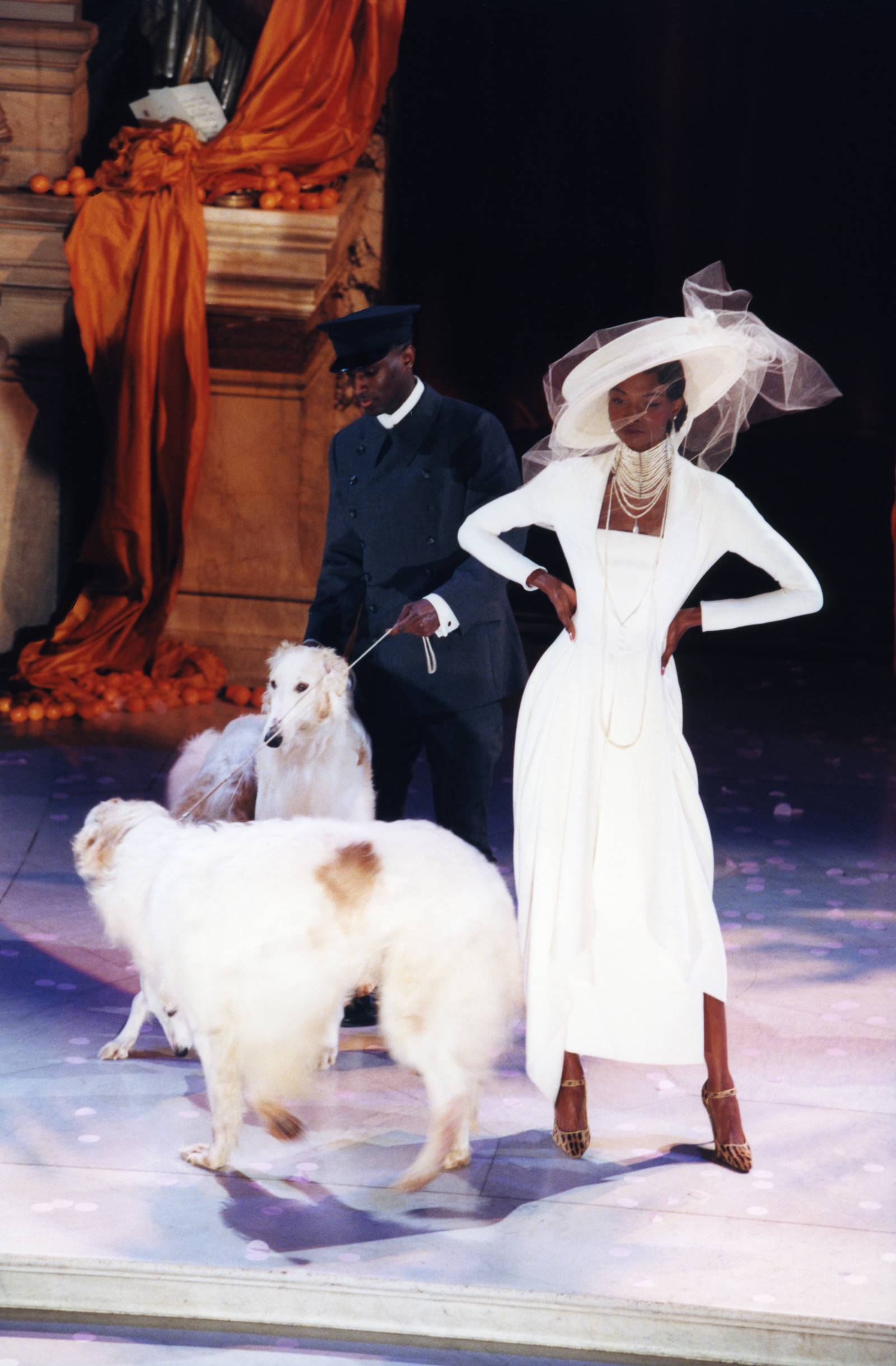 Debra Shaw w asyście szofera i chartów, Dior haute couture wiosna/lato 1998 (Fot. Getty Images)