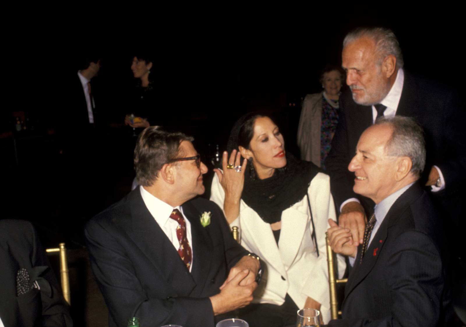 Marina Schiano, John Richardson, Yves Saint Laurent i Bergé w 1994 roku (Fot. Getty Images)
