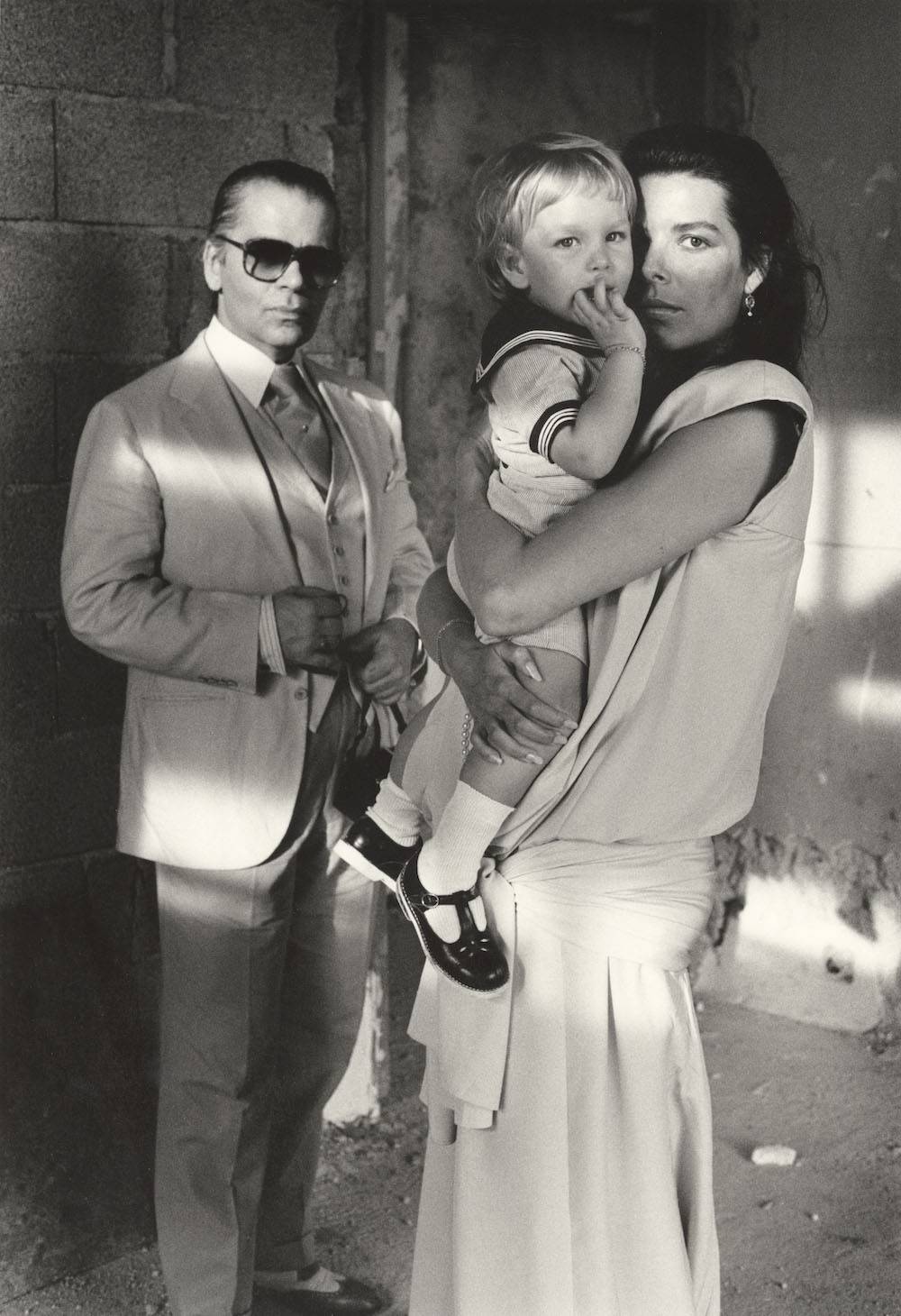 Karolina Hanowerska, Andrea Casiraghi i Karl Lagerfeld, La Vigie, Monako 1986 (Fot. Alice Springs/Dzięki uprzejmości Helmut Newton Foundation)