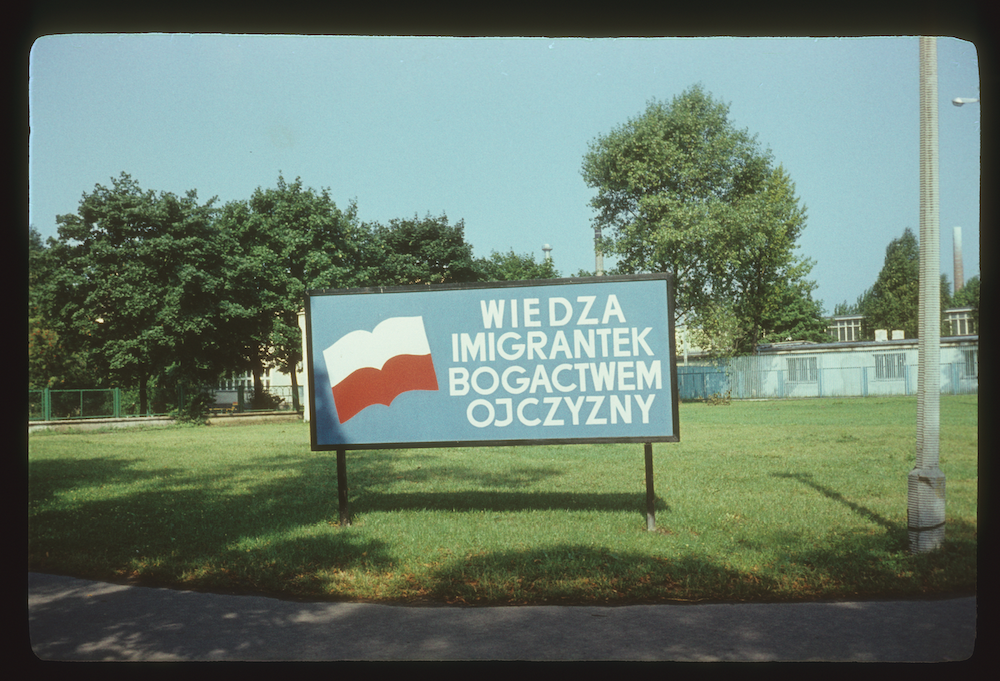 Yuriy Biley, WIEDZA POLAKÓW BOGACTWEM OJCZYZNY, 2021, cykl «Wartość tych słów zależy również od Ciebie» 2021 – w trakcie, kolaż, druk cyfrowy, papier Hahnemühle, 68x100cm.