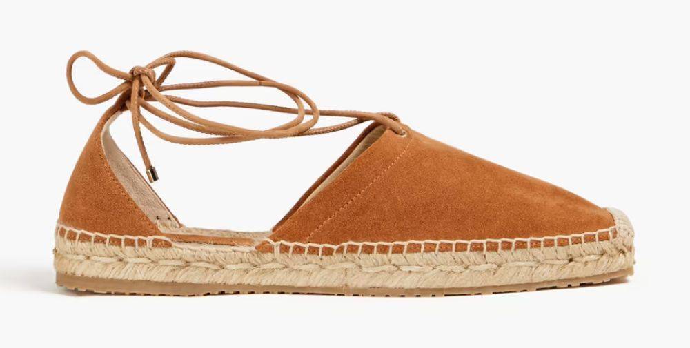 Zamszowe espadryle Jimmy Choo, przecenione na ok. 1255 zł (Fot. materiały prasowe)