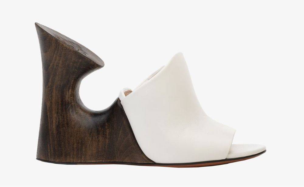 Najmodniejsze buty na wiosnę 2023: Mary Janes, baleriny, mokasyny i pantofelki na kaczuszce. Od przygotowanych na kwietniową niepogodę kozaków po pożądane pantofelki na kaczuszce i nieśmiertelne baleriny – oto najmodniejsze modele butów na wiosnę.