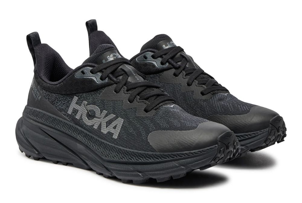 Czarne buty sportowe marki HOKA, z wyraźnym logo, przeznaczone do biegania, charakteryzujące się dużą podeszwą.