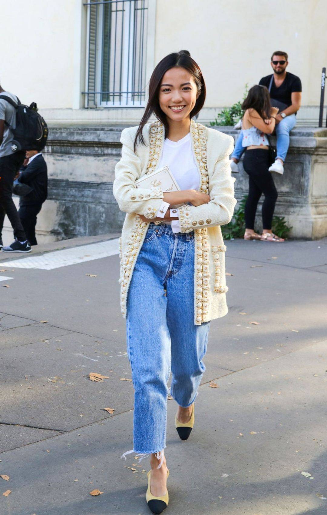 Yoyo Cao w kurtce Chanel na paryskich pokazach couture jesień 2017 (Fot. Phil Oh)