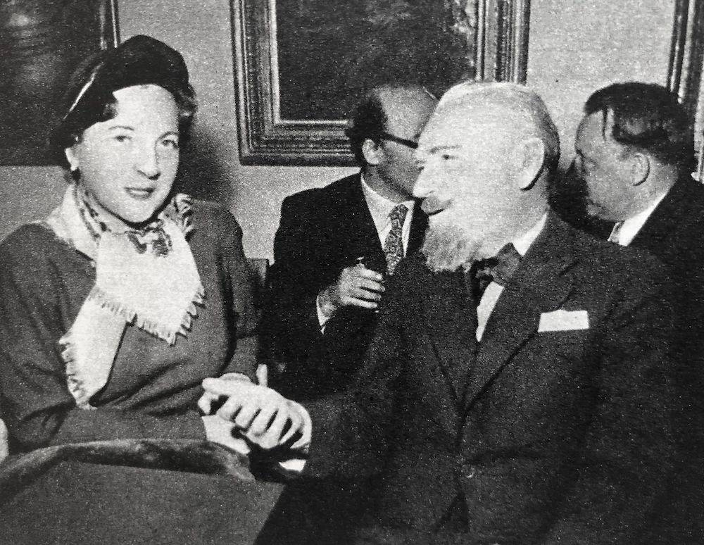 Irena Tuwim i Leopold Staff podczas uroczystości wręczenia nagród państwowych w 1955 roku.
(Fot. Centralna Agencja Fotograficzna - Polska 1956-1965, Książka i Wiedza, Warszawa 1966)