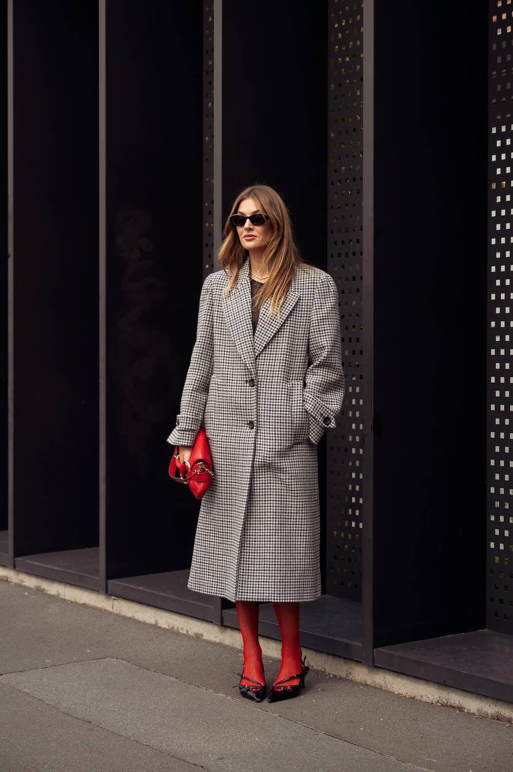 Modne rajstopy damskie to te w burgundowej czerwieni (Fot. Getty Images)