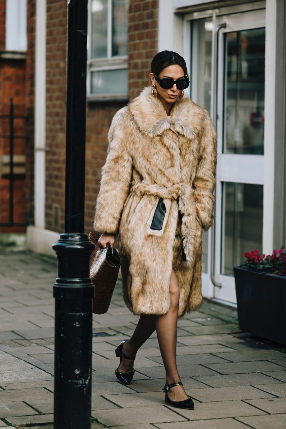 Do stylowych damskich butów na jesień i zimę w 2024 roku dołączają pantofelki w stylu vintage, trzewiki w eleganckim wydaniu i oldschoolowe czółenka Mary-Jane (Fot. Spotlight. Launchmetrics)