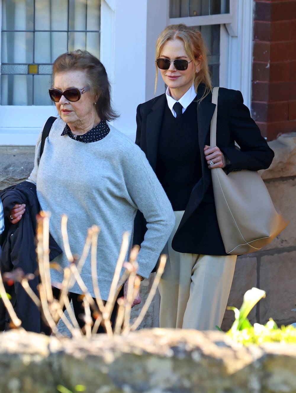 Nicole Kidman z mamą Janelle Ann w męskich stylizacjach (Fot. Backgrid/East News)
