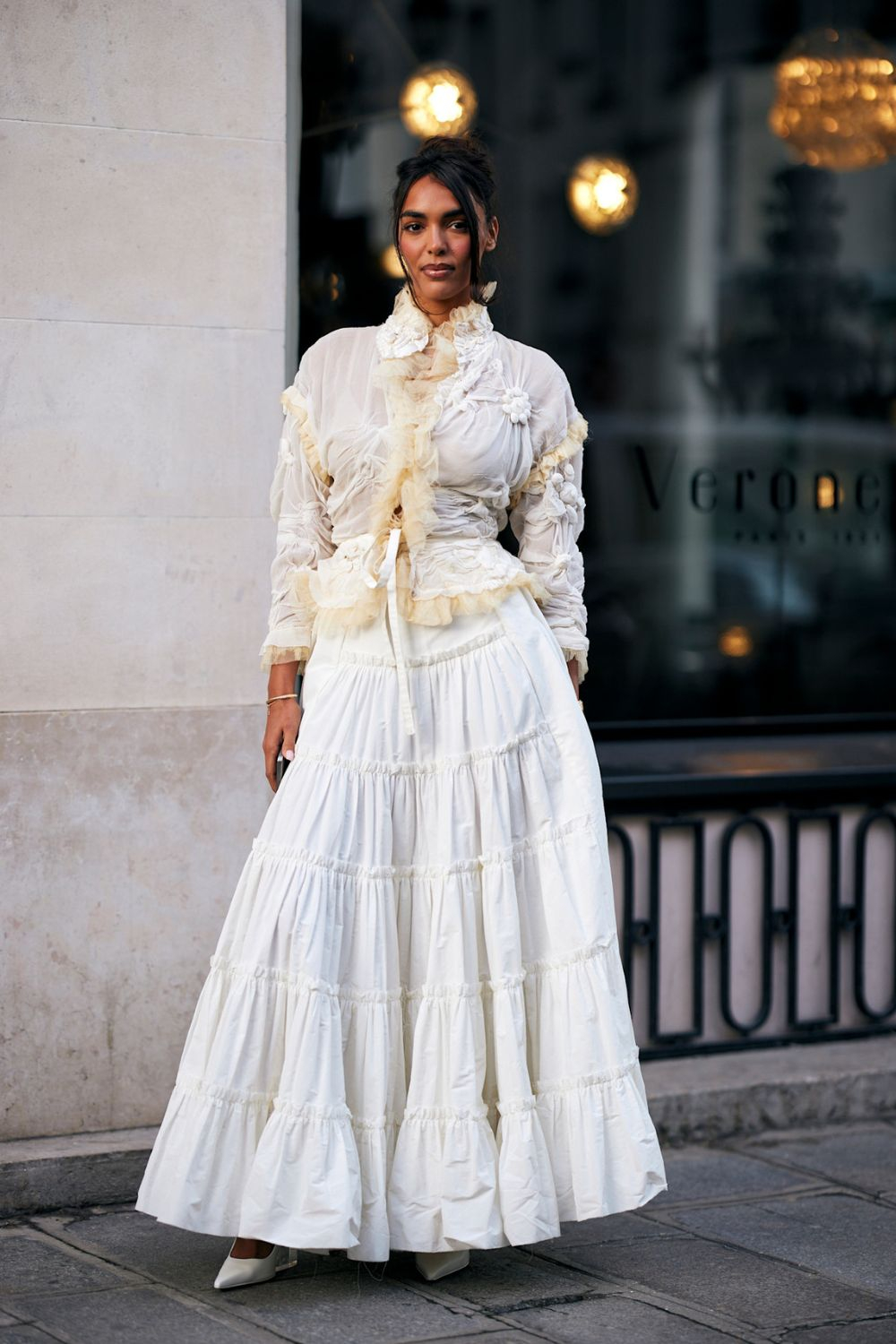 Spódnica maxi w stylu boho z powodzeniem sprawdzi się w stylizacji na co dzień. W końcu pasuje do wszystkiego. (Fot. Spotlight. Launchmetrics)