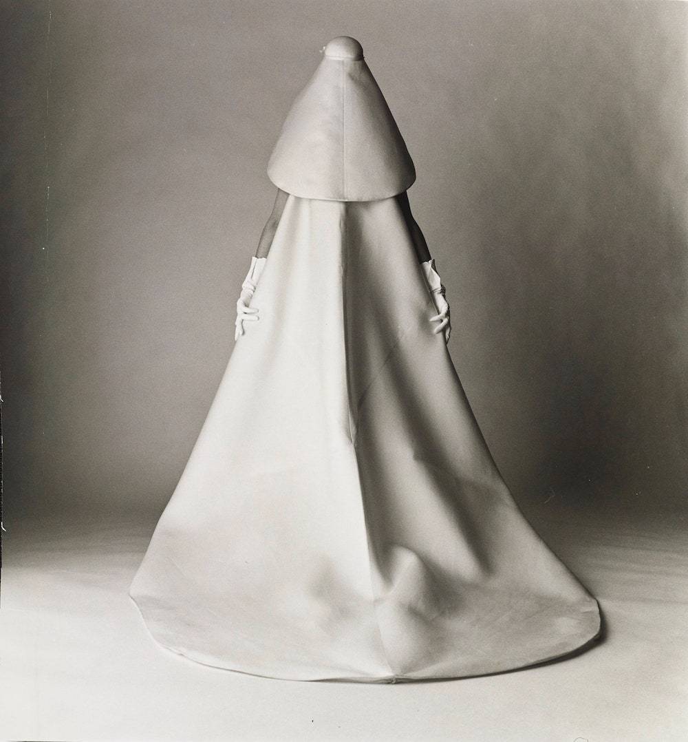 Modelka w sukni ślubnej z domu mody Balenciaga (Fot. David Bailey,1967 rok, Vogue © Condé Nast)
